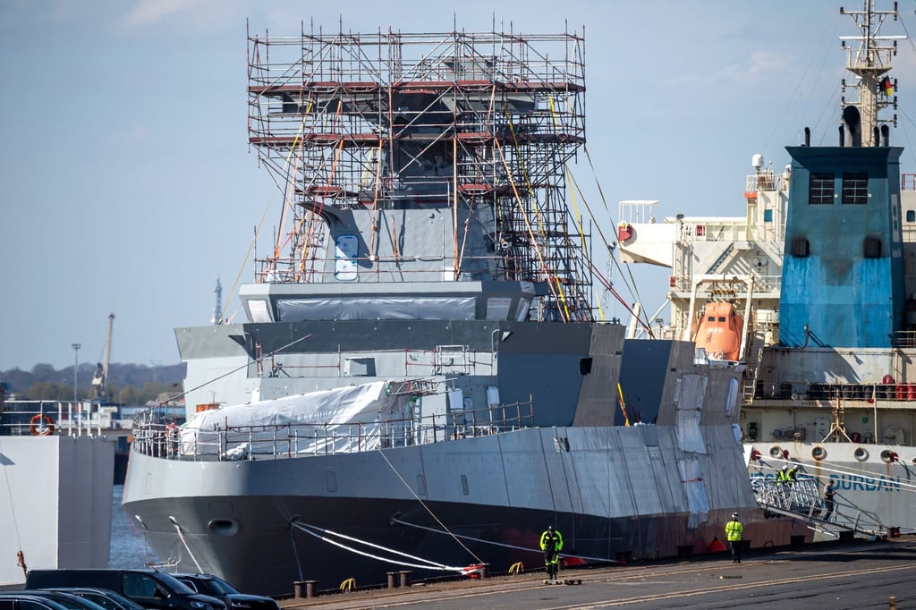 Ein Marineschiff vom Typ Meko 200 für Ägypten liegt im Neustädter Hafen (Archivbild).