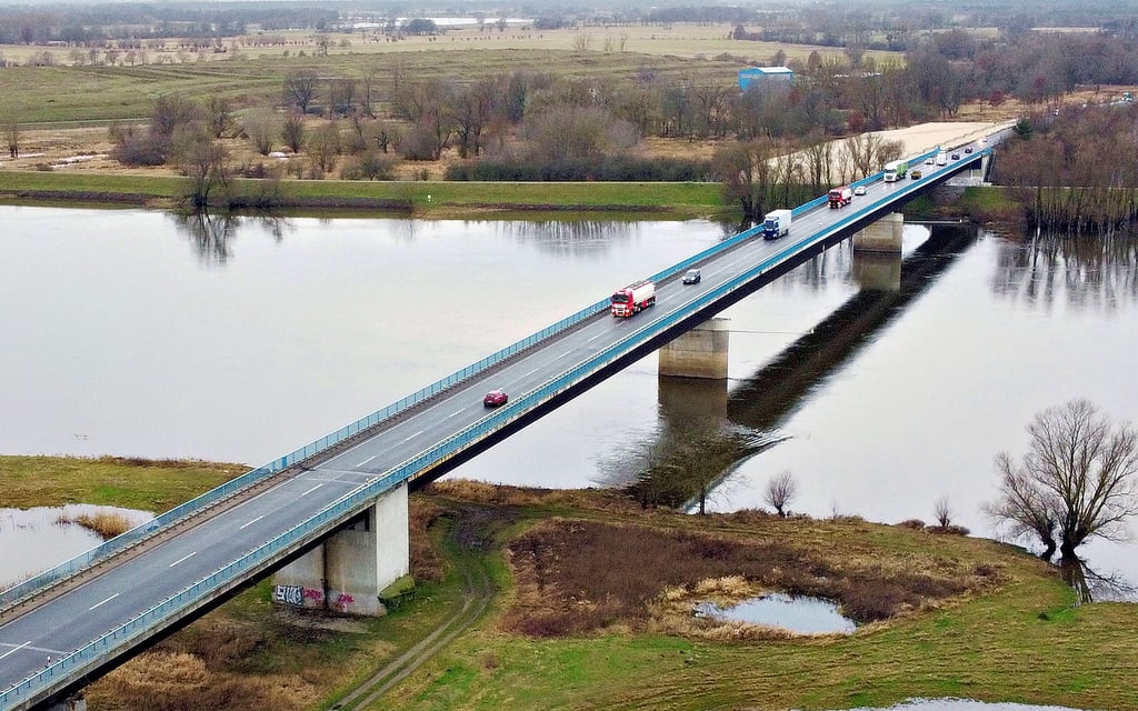 Der Zustand der Elbe-Querung für die B 189 bei Wittenberge bereitet den Verantwortlichen immer größeres Kopfzerbrechen. Vor allem an der Strombrücke geht der Verfall angesichts von Spannungsrissen im Stahl schneller voran als ursprünglich angenommen.