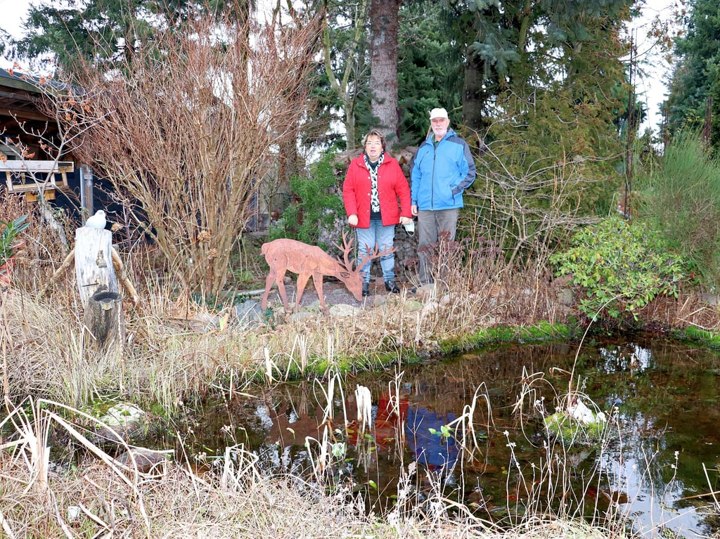Erika und Hans-Werner Tusch, hier an ihrem Biotop-Teich, haben interessante Tipps für die Gartenarbeit in den vier Jahreszeiten parat.