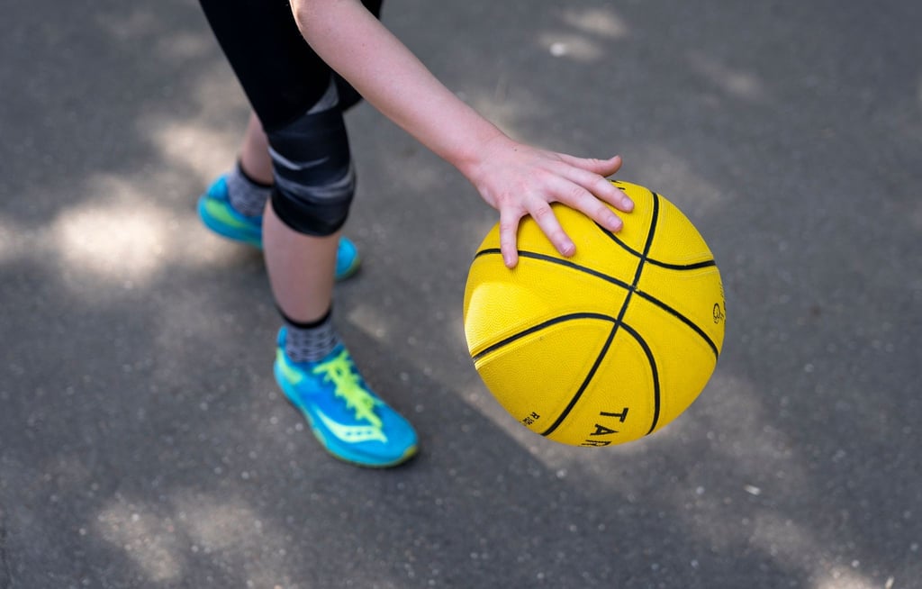 Kinder, die an juveniler idiopathischer Arthritis (JIA) leiden, sollten sich viel bewegen und Sport treiben.