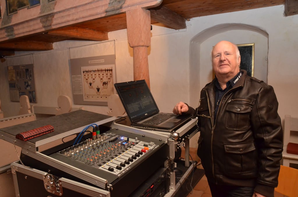 Techniker Norbert Haack aus Stendal sorgt bei den Veranstaltungen des GuM für Ton und Licht. Hier beim Kattegedenken in der Wuster Kirche.