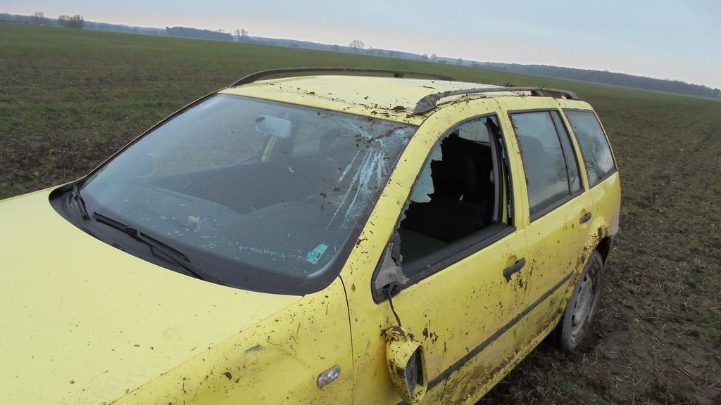 Der VW des 21-jährigen Autofahrers blieb schwer demoliert auf dem Acker zurück.