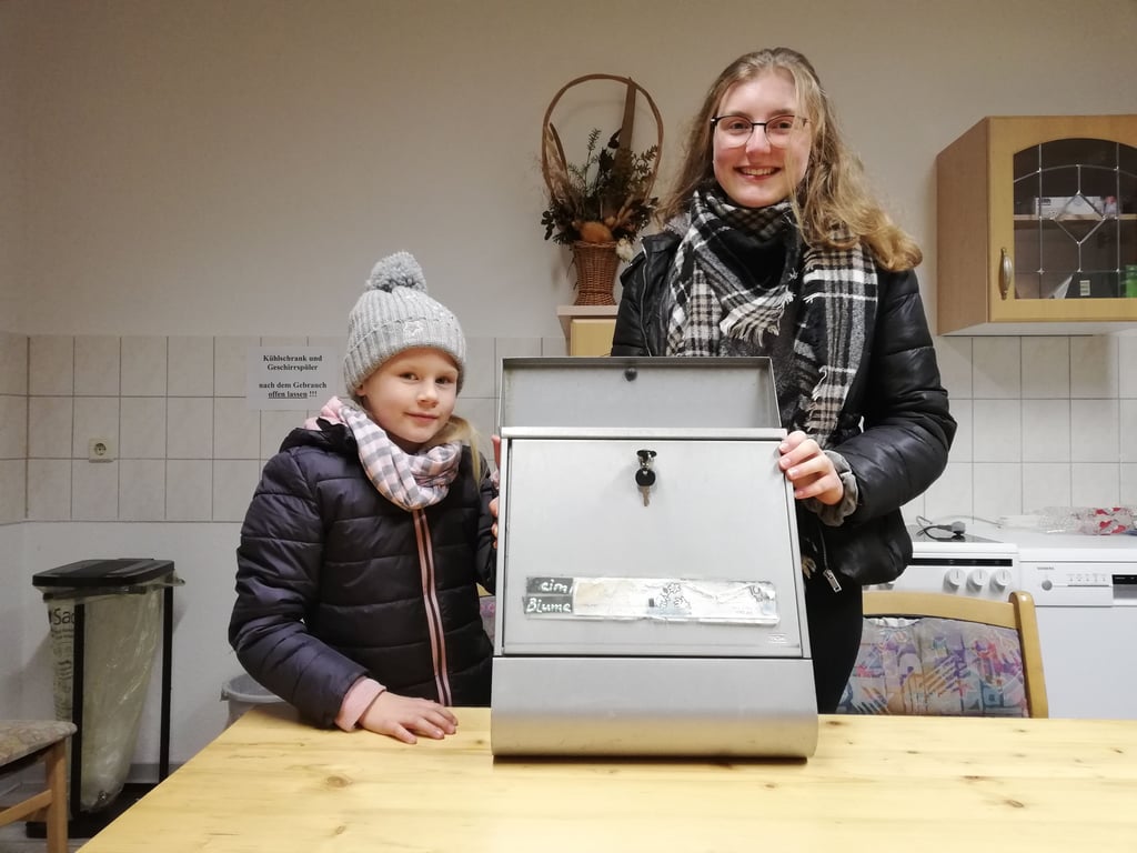 Eine Besonderheit in Spora sind die beiden Kinderbürgermeister Nele Thierfelder (links) und Anna Wendenburg. Sie hatten die Idee, einen alten Briefkasten farbenfroh zu gestalten und anschließend am Dorfgemeinschaftszentrum als „Meckerbriefkasten“ aufzuhängen.