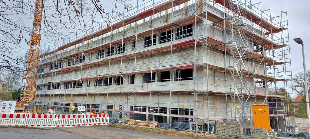Die Außenarbeiten für den neuen Schulanbau des Freiherr-vom-Stein-Gymnasiums in Weferlingen sind fast beendet. Die dreistöckige Höhe ist erreicht. Auch das Dach konnte bereits gegossen werden.