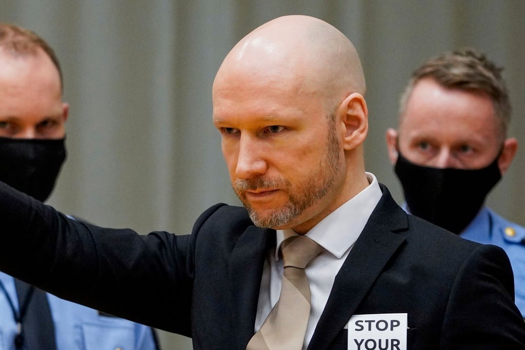 Der wegen Terrorismus verurteilte Anders Behring Breivik trifft im provisorischen Gerichtssaal des Gefängnisses von Skien ein.