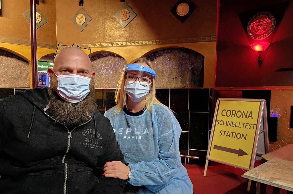 Haben aus der Not eine Tugend gemacht: Oliver und Elisabeth Graf haben in ihrem Nachtclub im alten Unseburger Bahnhof eine Corona-Teststation errichtet. Diese ist wegen ihrer längeren Öffnungszeiten sehr begehrt.