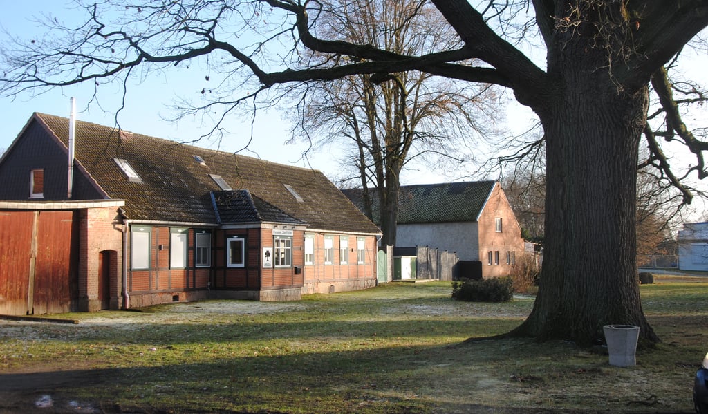 Einer der Standorte für eine E-Bike-Ladestation ist der Platz vor der Pension Zur Eiche im Jübarer Ortsteil Drebenstedt. Eine zweite soll in der Jübarer Ortsmitte an der Gaststätte Zur Kastanie installiert werden.