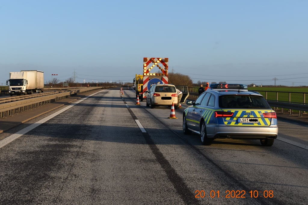 Ein betrunkener Autofahrer ist am Donnerstagvormittag auf der A14 auf Höhe Niederndodeleben in einen Schilderwagen der Autobahnmeisterei gekracht.