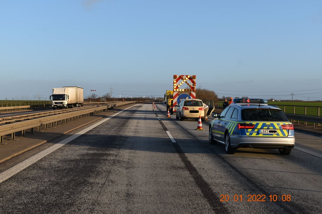 Ein 59-jähriger Autofahrer ist am Donnerstagvormittag auf der A14 in Fahrtrichtung Schwerin auf der Ortshöhe Niederndodeleben in einen Schilderwagen der Autobahnmeisterei gefahren. An den Fahrtzeugen entstand Sachschaden von 10.000 Euro.