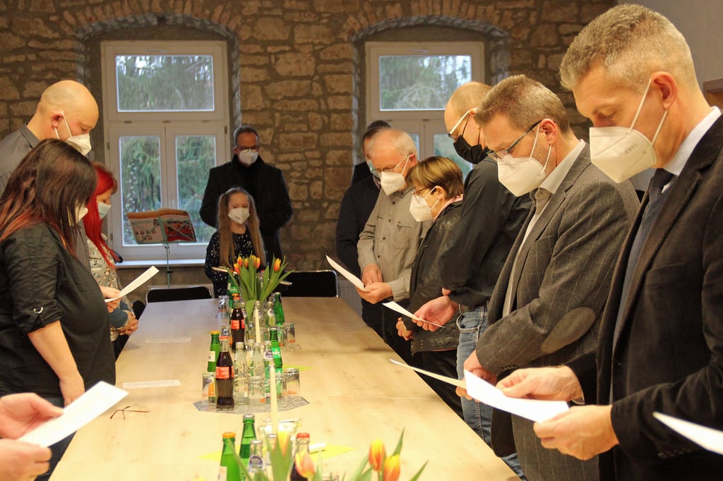 Mit einem gemeinsamen Gebet im Versammlungs- und Veranstaltungsraum wurde das ehemalige Pfarrhaus seiner neuen Funktion als soziokulturelles Dorfzentrum überantwortet. Die evangelische Kirche nutzt einen der Räume weiterhin als Büro.