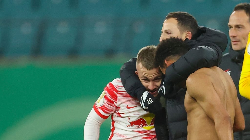 Im Schwitzkasten des Trainers: Angeliño und Tyler Adams.