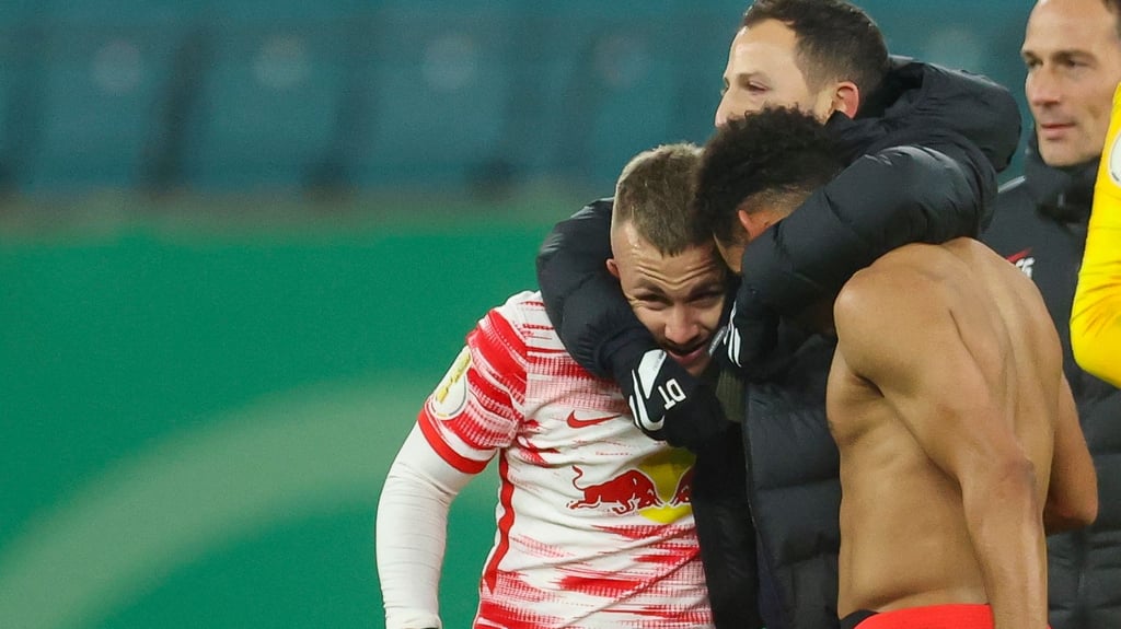 Im Schwitzkasten des Trainers: Angeliño und Tyler Adams.