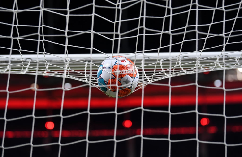Das wegen Fankrawallen abgebrochene spanische Pokalspiel zwischen Betis Sevilla und FC Sevilla wird heute fortgesetzt.