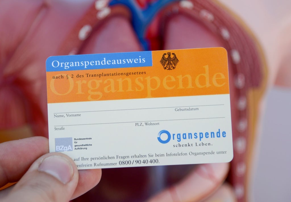 Die Zahl der Organspender in Deutschland ist 2021 leicht gestiegen. Knapp 3000 Menschen, die eine Organspende erhalten haben, standen aber zu Jahresende noch über 8000 auf Wartelisten gegenüber.