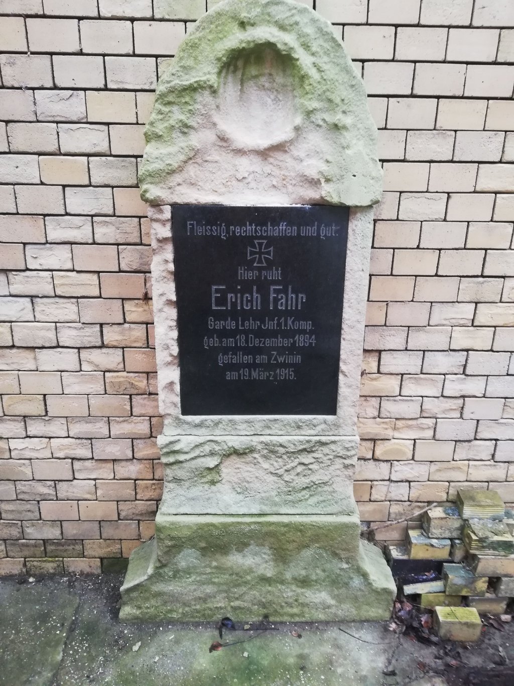 Eine historische Grabanalage steht auf dem Freidhof in Nißma. Kevin Hüfner erforscht die Geschichte dazu.