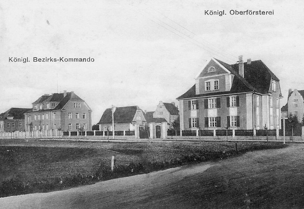 Die heutige Rudolf-Breitscheid-Straße um das Jahr 1915, als sich hier lediglich das Bezirkskommando und die Oberförsterei befanden, in deren Hintergrund das Amtsgericht und ein Giebel des Lehrerseminars (heute Luthergymnasium) zu erkennen sind.