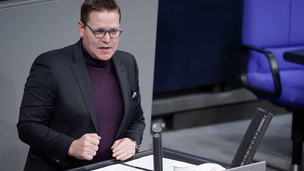 Der Parlamentarier Tino Sorge am Rednerpult des Bundestags.