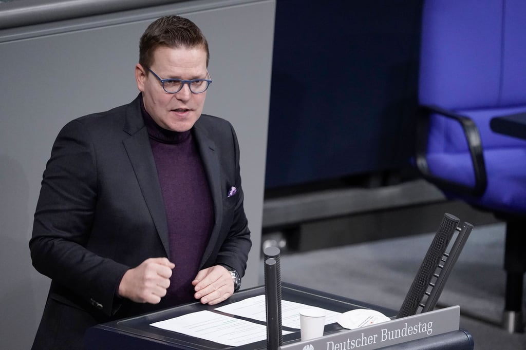 Der Parlamentarier Tino Sorge am Rednerpult des Bundestags.