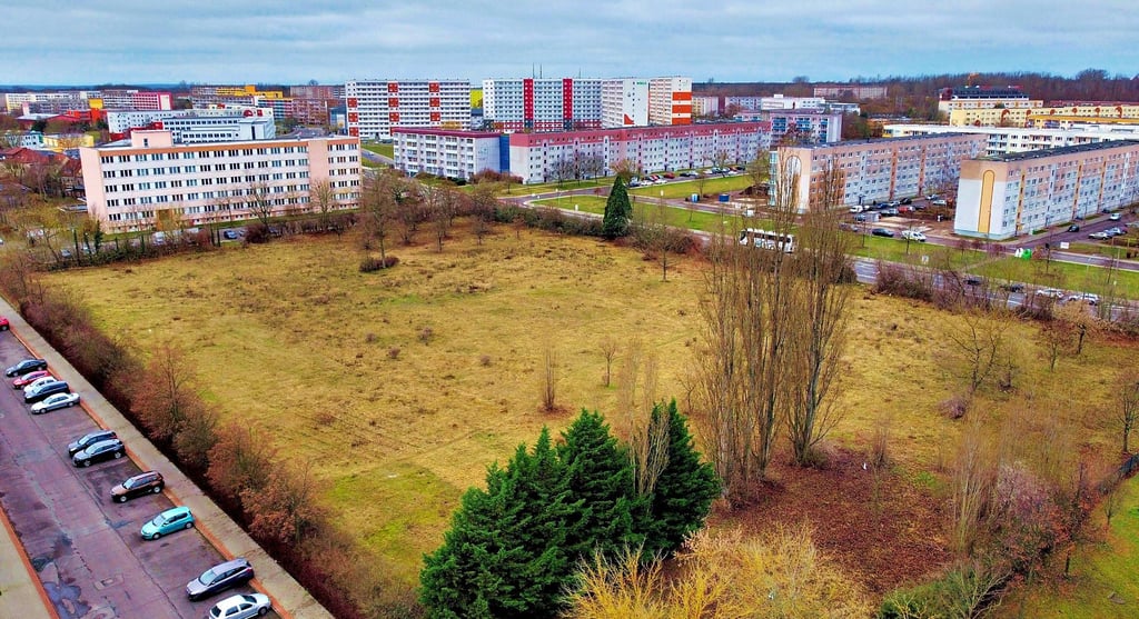 Der Blick geht über die Fläche des alten Winckelmann-Gymnasiums in Richtung der Stadtseeallee und der Viertel Stadtsee II und III. Seit fast zwölf Jahren ist auf der kreiseigenen Fläche nichts passiert.