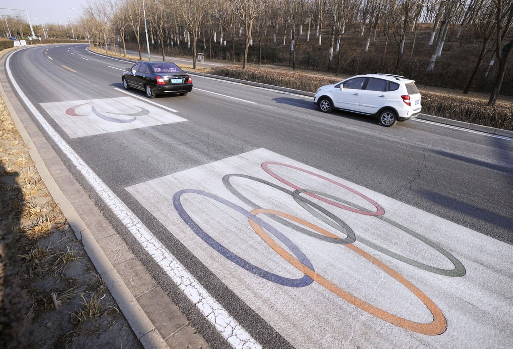 Auf der Straße ist links eine Fahrbahn, die als Olympic Lane gekennzeichnet ist.
