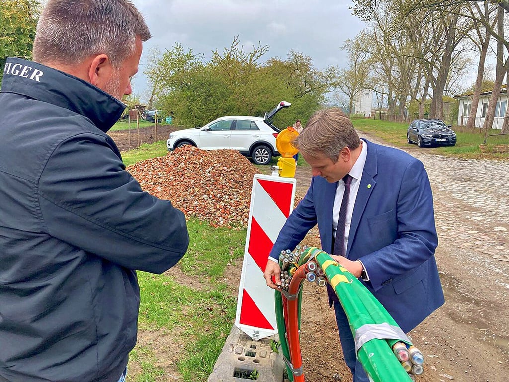 Andreas Kluge vom Zweckverband Altmark mit Glasfaserkabel