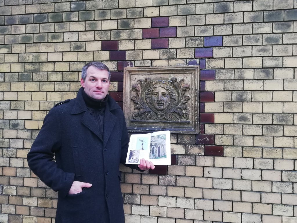 Eine historische Grabanalage steht auf dem Freidhof in Nißma. Kevin Hüfner erforscht die Geschichte dazu.
