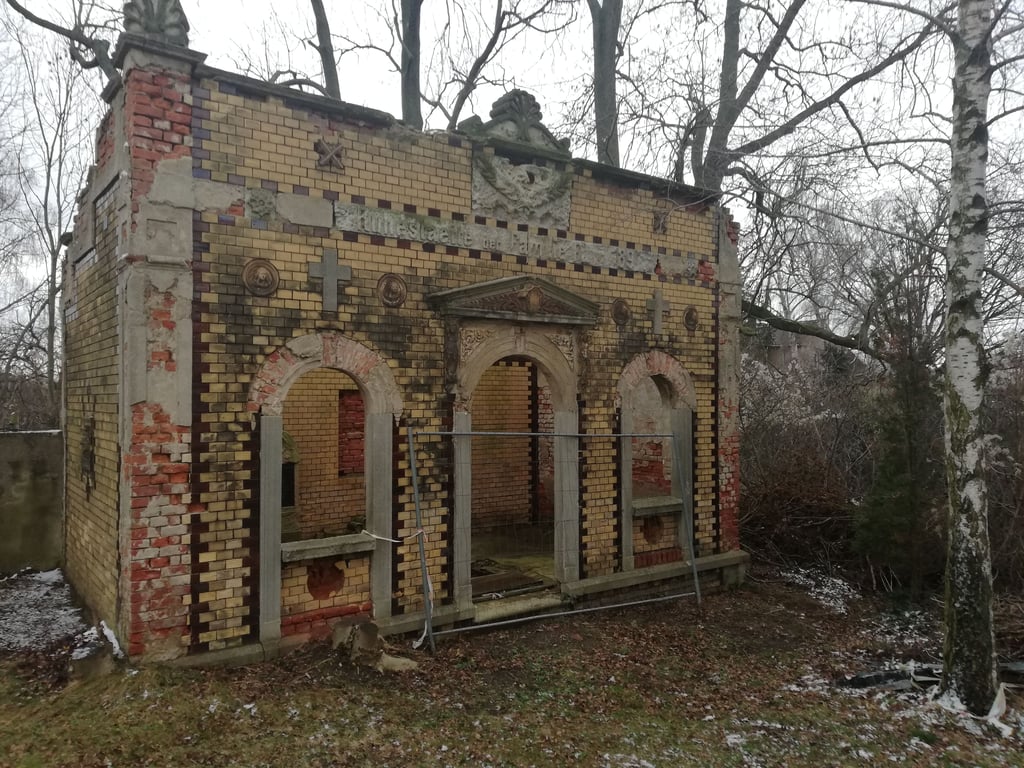 Eine historische Grabanalage steht auf dem Freidhof in Nißma. Kevin Hüfner erforscht die Geschichte dazu.