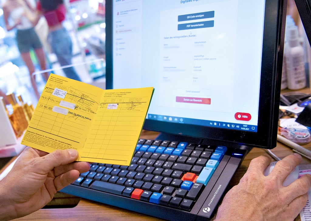 Mit gefälschten Impfpässen wollen Betrüger und Impfverweigerer Apotheker mitunter hinters Licht führen, um an ein digitales Impfzertifikat zu gelangen. Doch Apotheker aus Schönebeck und Staßfurt wissen, wie sie Manipulationen enttarnen.