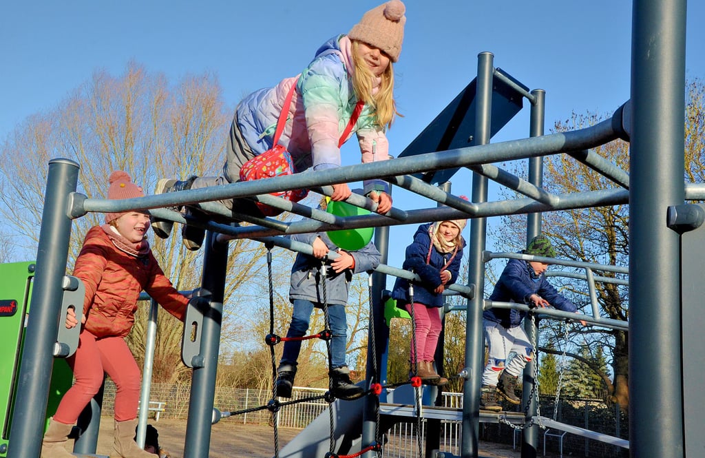 Die Kinder der Käfergruppe des Kindergartens Spatzennest dürfen als erste den neuen Spielplatz Leißmühle in Salzwedel testen.