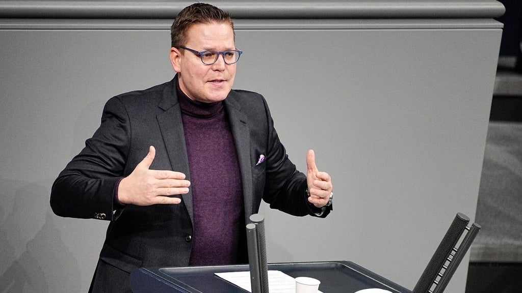 Tino Sorge (CDU), Mitglied des Deutschen Bundestages, spricht während der dreitägigen Debatte über die Politik der Ampel-Koalition im Bundestag.