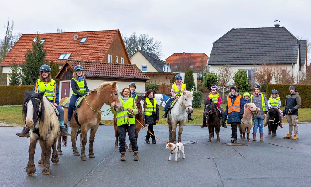Reitschüler der Kiefernberg-Ranch in Droyßig sind fast täglich am späten Nachmittag mit Pferd und Pony unterwegs. Mittendrin die Chefin Kathrin Meinhardt-Alt mit ihrem Hund.