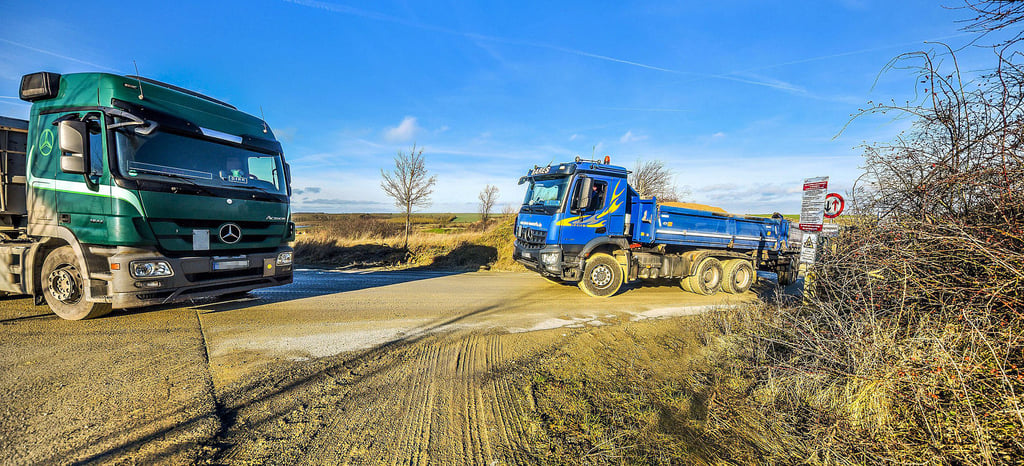 Lkw begegnen sich an der Einfahrt zum Kalksteinbruch zwischen Farnstädt und Alberstedt.