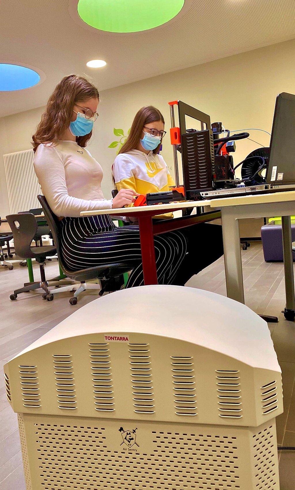 Die Zehntklässlerinnen Celina Gödicke (links) und Lena Radvan nutzen den Projektraum, um mit dem 3D-Drucker zu arbeiten.