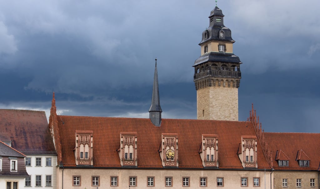Finanziell gesehen schweben dunkle Wolken über dem Zeitzer Rathaus.