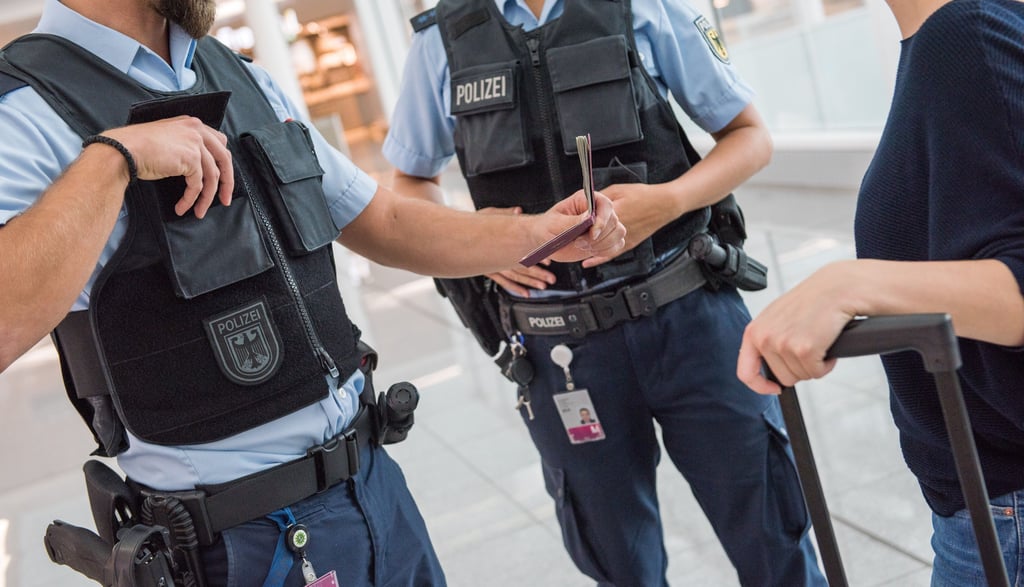 Am Münchner Flughafen hat die Bundespolizei eine ziemlich plumpe Impfpass-Fälschung entdeckt.