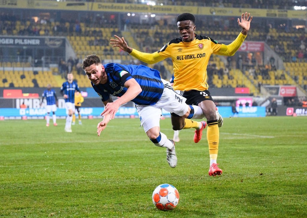 Hart umkämpftes Unentschieden: Dynamos Michael Akoto (r) gegen Hamburgs Moritz Heyer.