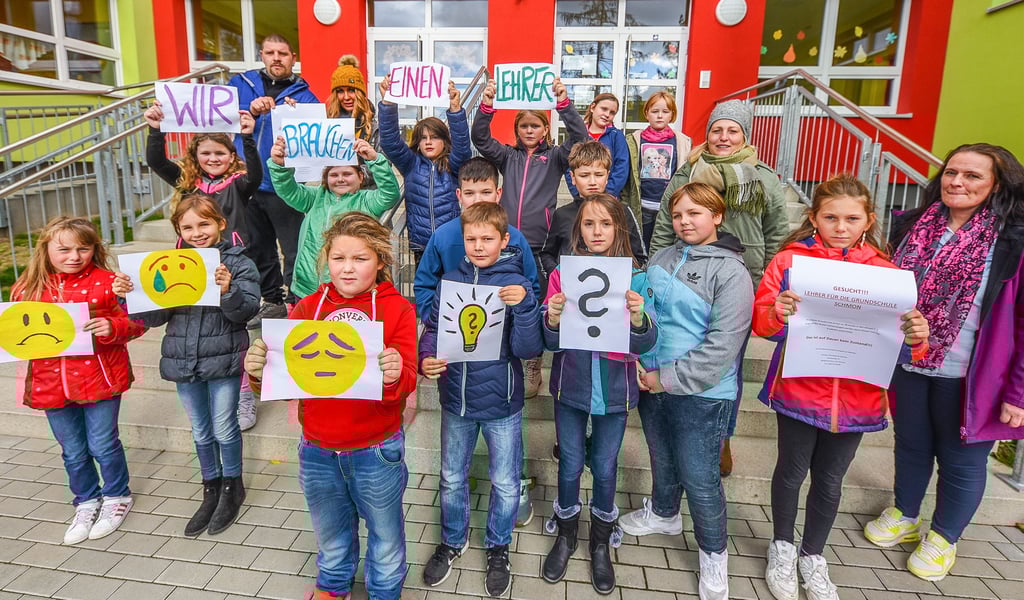 Im Vorjahr suchten Grundschüler aus Schmon mit Plakaten nach Pädagogen. Insgesamt haben ein Dutzend Grundschulen im Kreis akuten Lehrermangel.