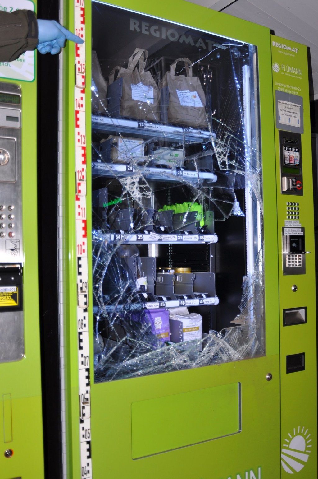 Unbekannte Täter haben in der Nacht (20. Januar) einen Lebensmittelautomaten in Haldensleben zerstört und Lebensmittel gestohlen. Zuvor verhängten sie die Kameras und unterbrachen die Stromversorgung.