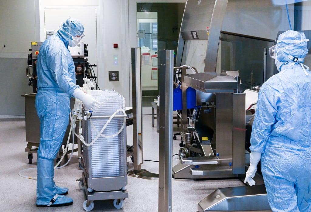 In Schutzanzügen sind Mitarbeiter im Werk des Impfstoffherstellers IDT Biologika in Dessau-Roßlau in der Wirkstoffherstellung beschäftigt.