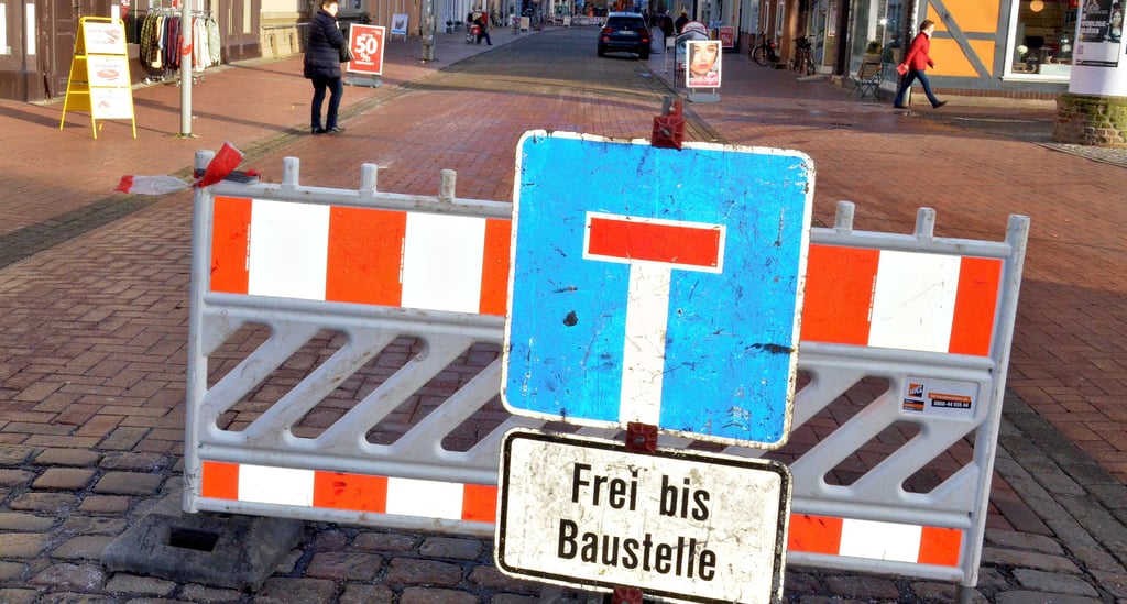 Ein Sackgassenschild macht auf die Sperrung der Breite Straße aufmerksam.