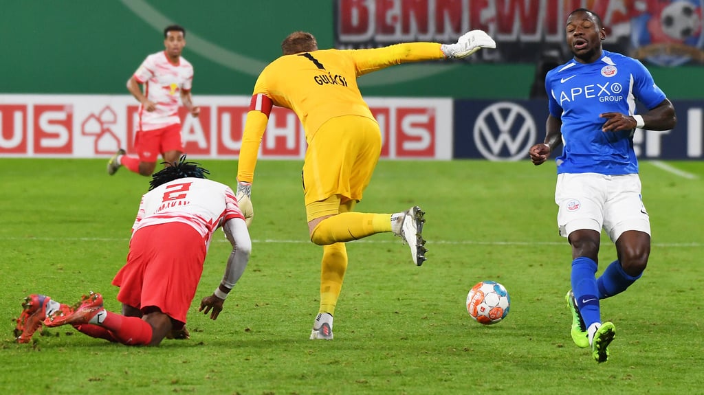 Ungarn-Ramme gegen Simakan: Peter Gulacsi pflügt seinen Kollegen um