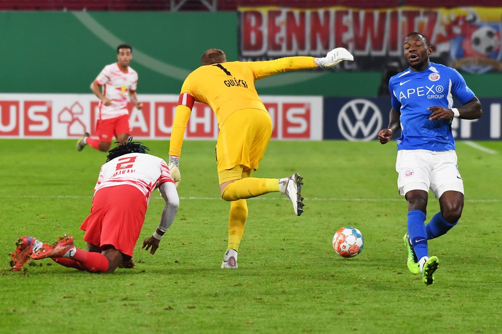 Ungarn-Ramme gegen Simakan: Peter Gulacsi pflügt seinen Kollegen um