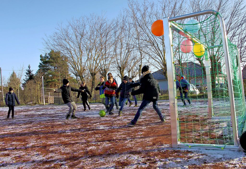 Dritt- und Viertklässler haben am Mittwoch die sogenannte Tenne, also den Platz für Ballsportarten der Grundschule in Samswegen, eröffnet.