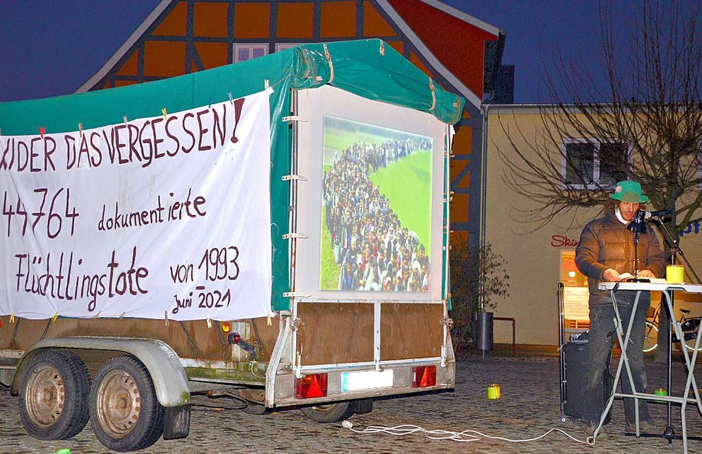 Mit Hilfe einer Bildshow machten die Veranstalter in Salzwedel der Mahnwache auf die Todesopfer aufmerksam.