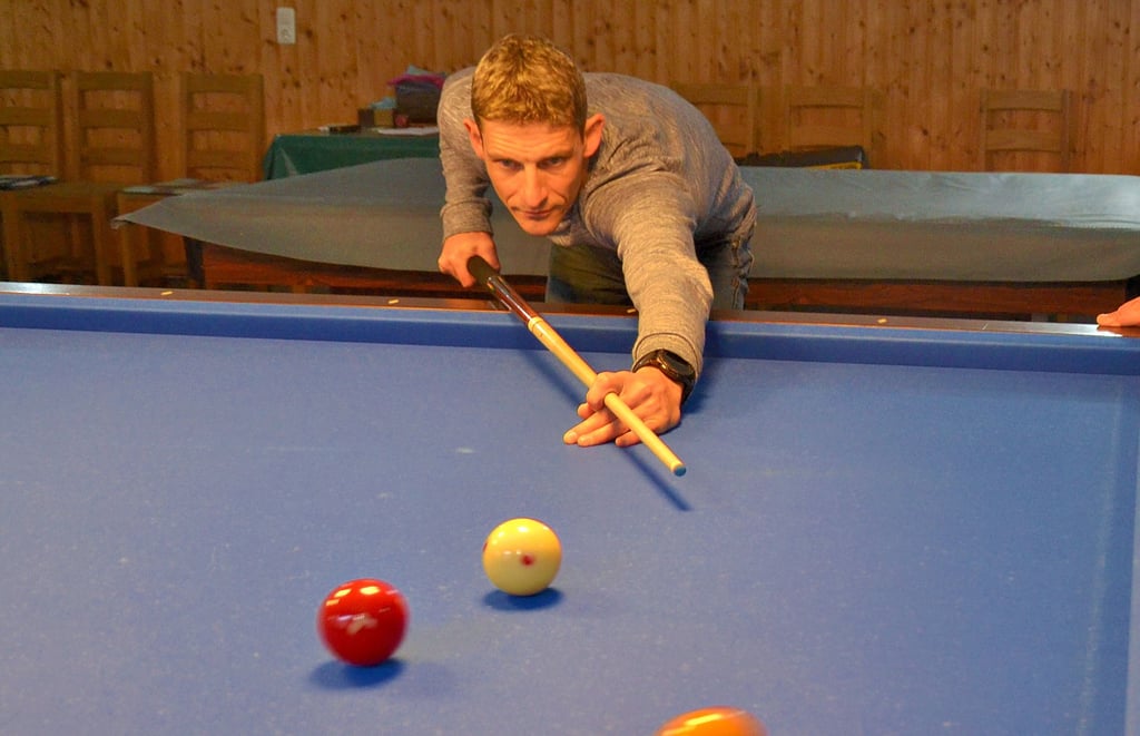 Karsten Schubert ist froh darüber, dass die Sektion Billard mit der Halle am Bahrendorfer Weg in Altenweddingen über einen passenden Übungsraum verfügt, in dem aktuell vier Tische stehen.