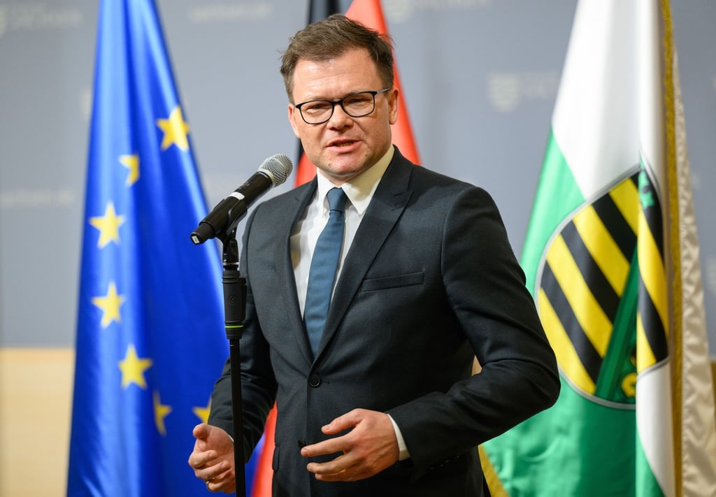 Carsten Schneider (SPD), Staatsminister für die neuen Bundesländer, spricht mit Journalisten.