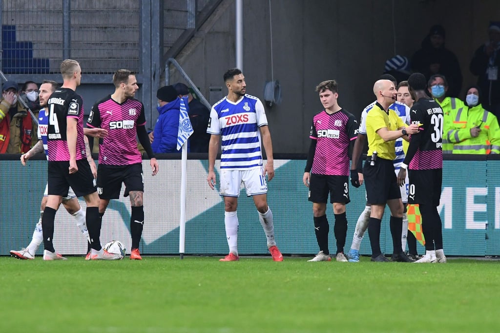 Osnabrücks Aaron Opoku (r) spricht mit Schiedsrichter Nicolas Winter.