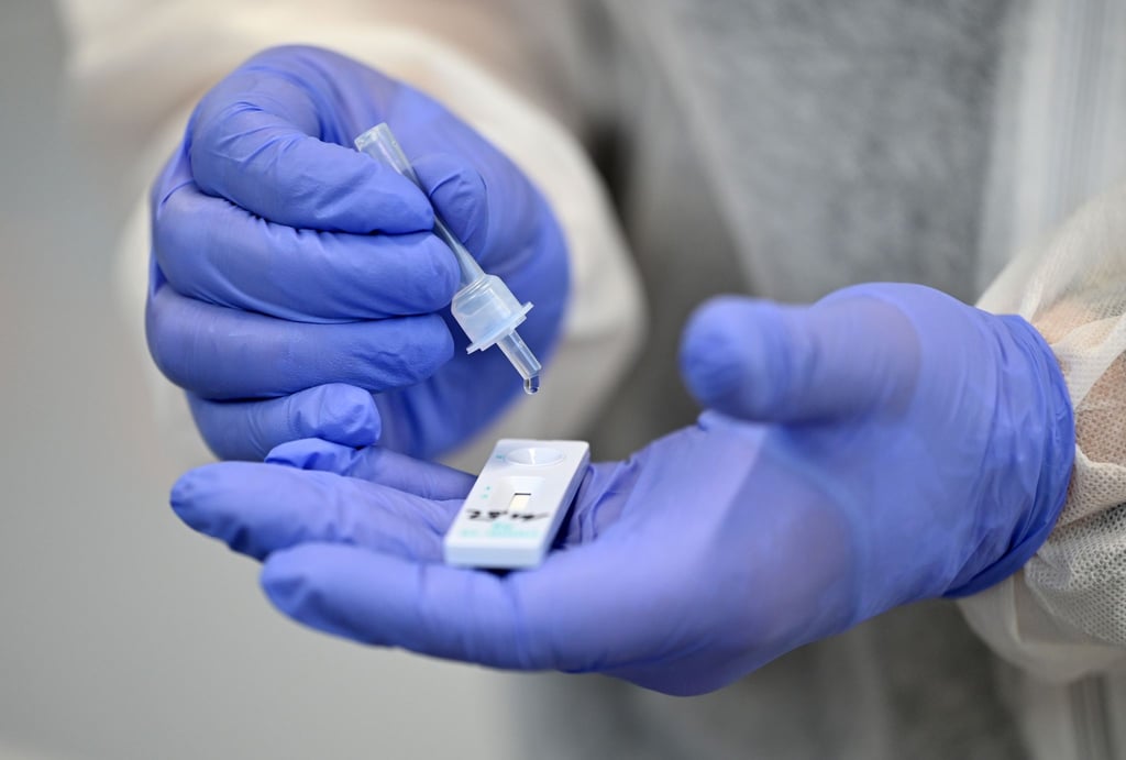 Besonders bei geringerer Viruslast schlagen Antigentests oft nicht an.