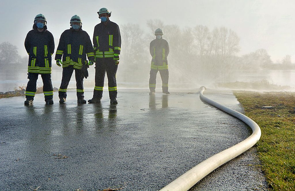 Die Arneburger Fähre pausiert, da konnte die Mercer-Werkfeuerwehr sich am Anleger austoben. Im Hintergrund: das Hydroschild.