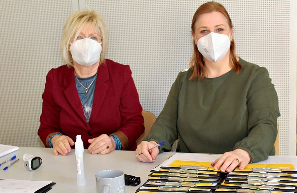 Gudrun Garle (links) und Madlen Weidemann sorgten mit anderen Helfern im Kurhaus für einen reibungslosen Ablauf der Impfaktion.